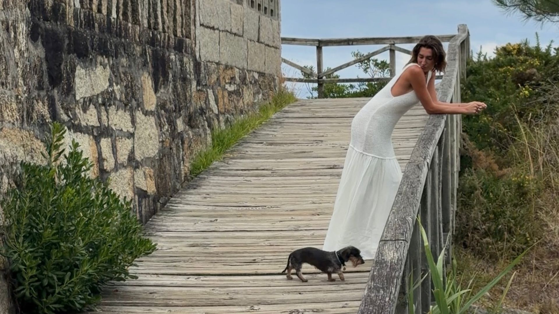 Eugenia Osborne descubre uno de los rincones más bonitos de Galicia: playas salvajes, pazos y buen marisco