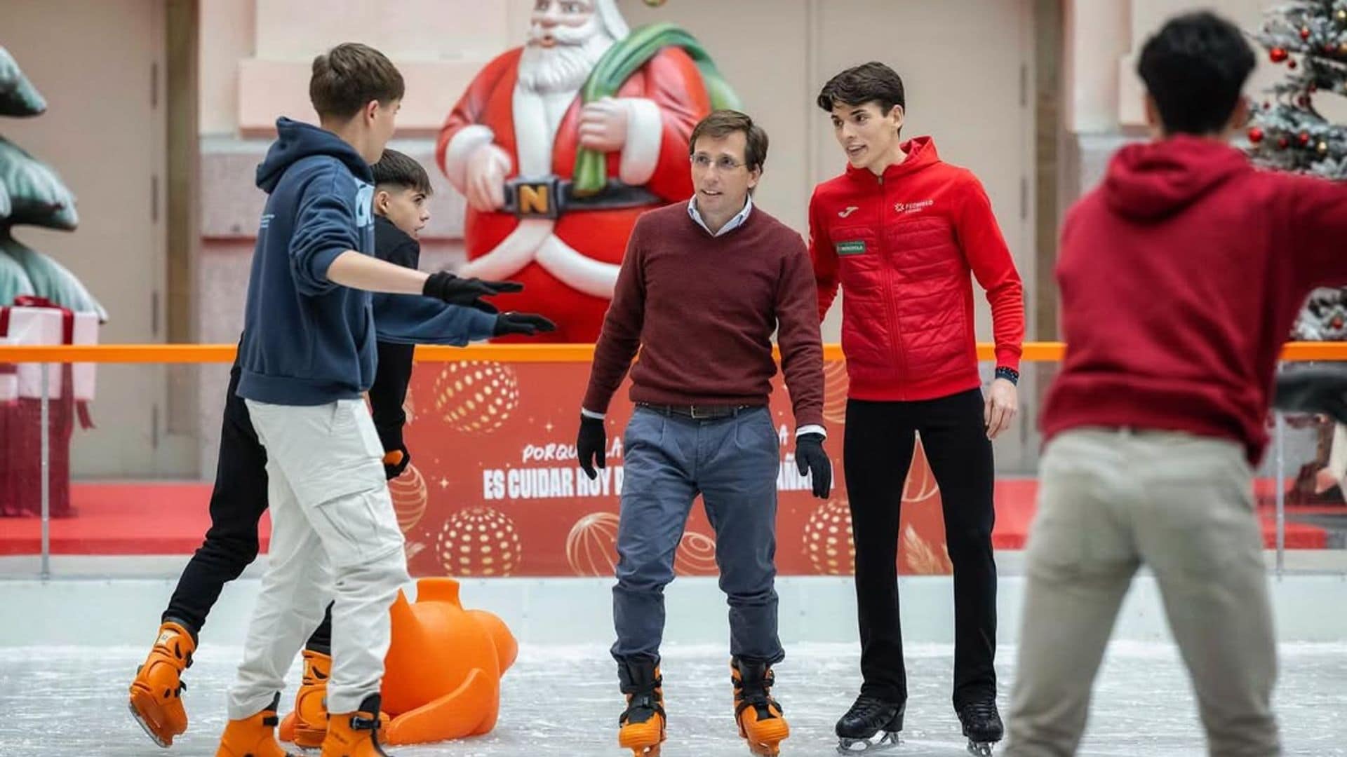 José Luis Martínez-Almeida se atreve con la pista de hielo de Cibeles: "Patinazos nos damos todos"