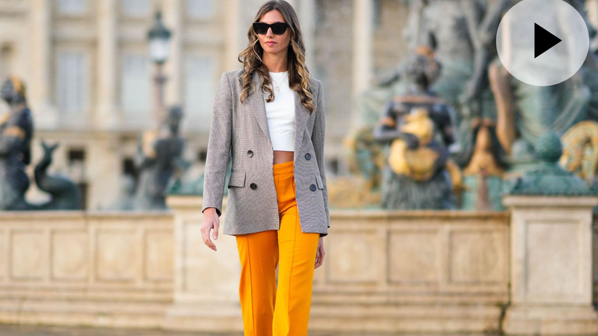 Cinco formas combinar el naranja, el color de moda que resalta el bronceado