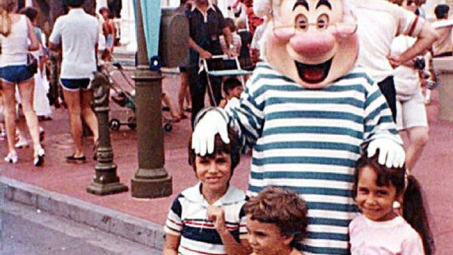 La pareja de prometidos que coincidió en una foto en Disney World cuando eran niños