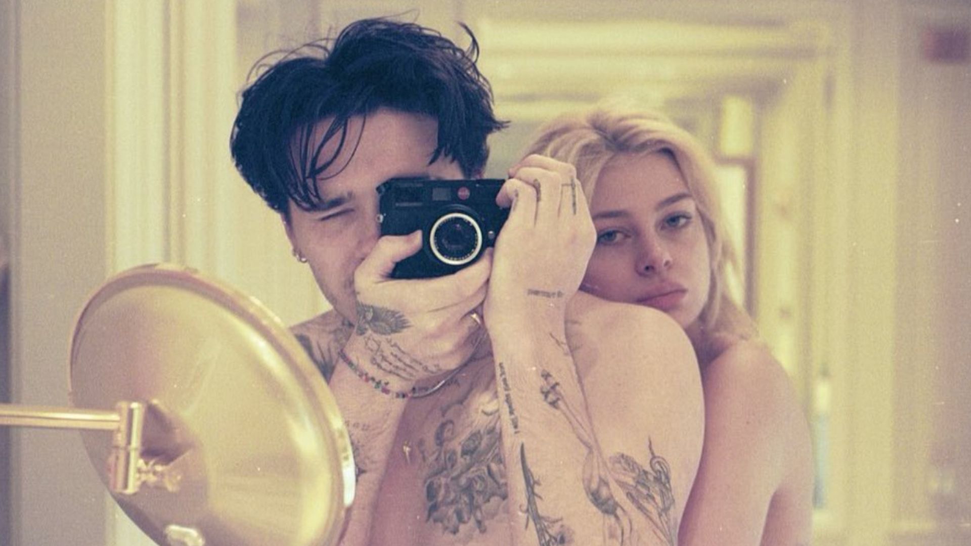Una carta de amor, los votos de la boda... Estos son los tatuajes de Brooklyn Beckham en honor a su mujer