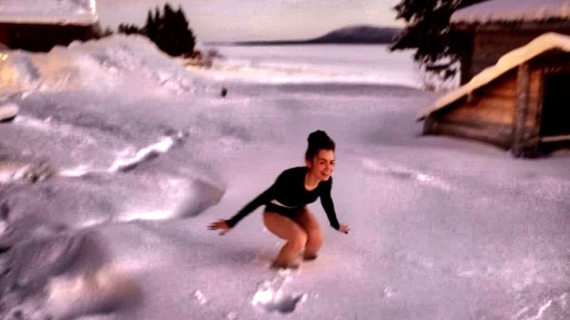¿Quién dijo frío? Lily Collins se sumerge en la nieve de Laponia en bañador