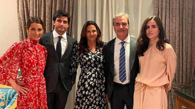 Carlos Sainz y Reyes Vázquez de Castro con sus tres hijos