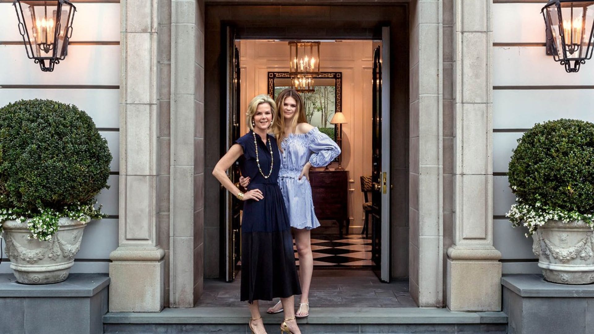 La diseñadora Stephanie Booth Shafran nos recibe en su mansión de Bel Air, donde se celebran las reuniones más exclusivas de Estados Unidos