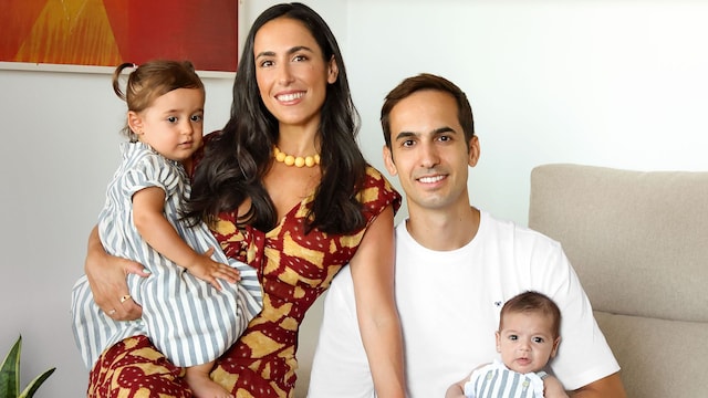 Lorenzo Díaz y su mujer, posando con sus dos hijos