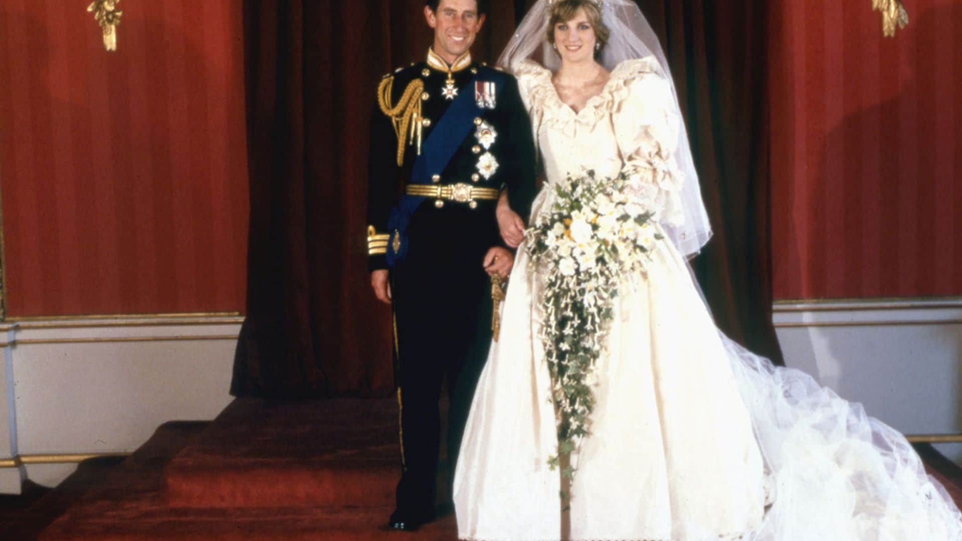 El vestido de novia y otros detalles de moda vistos en la boda de Diana y Carlos hace 40 años