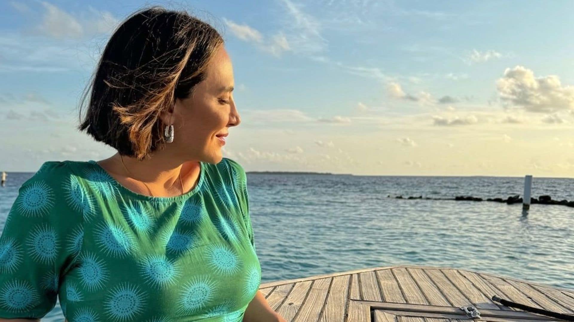 El vestido con estampado artesanal que Tamara Falcó ha elegido para un romántico ‘atardecer mágico’ en Maldivas