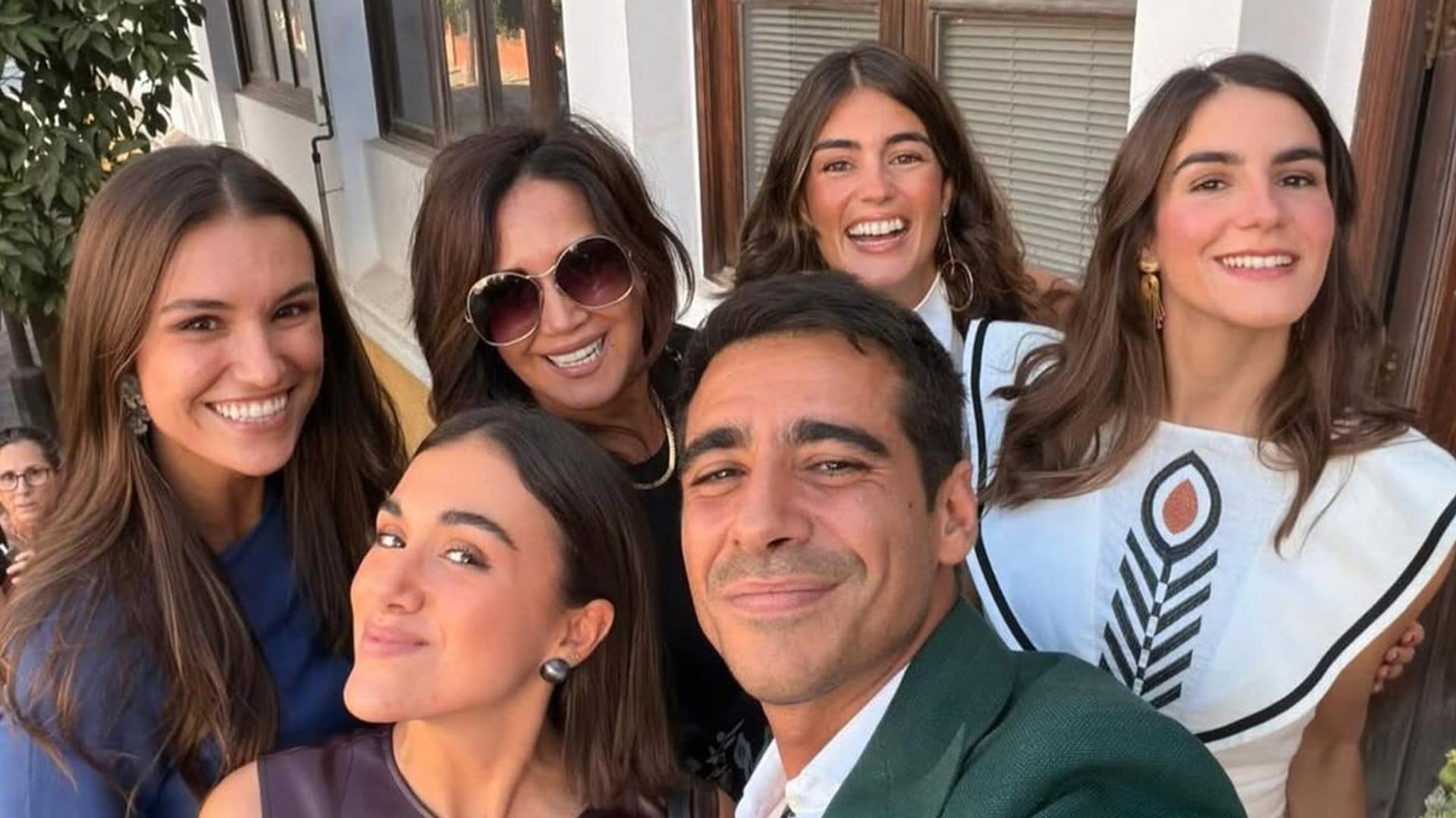 Pepa Gea, con sus dos hijas en la pedida de mano de Alberto Herrera y Blanca Llandres