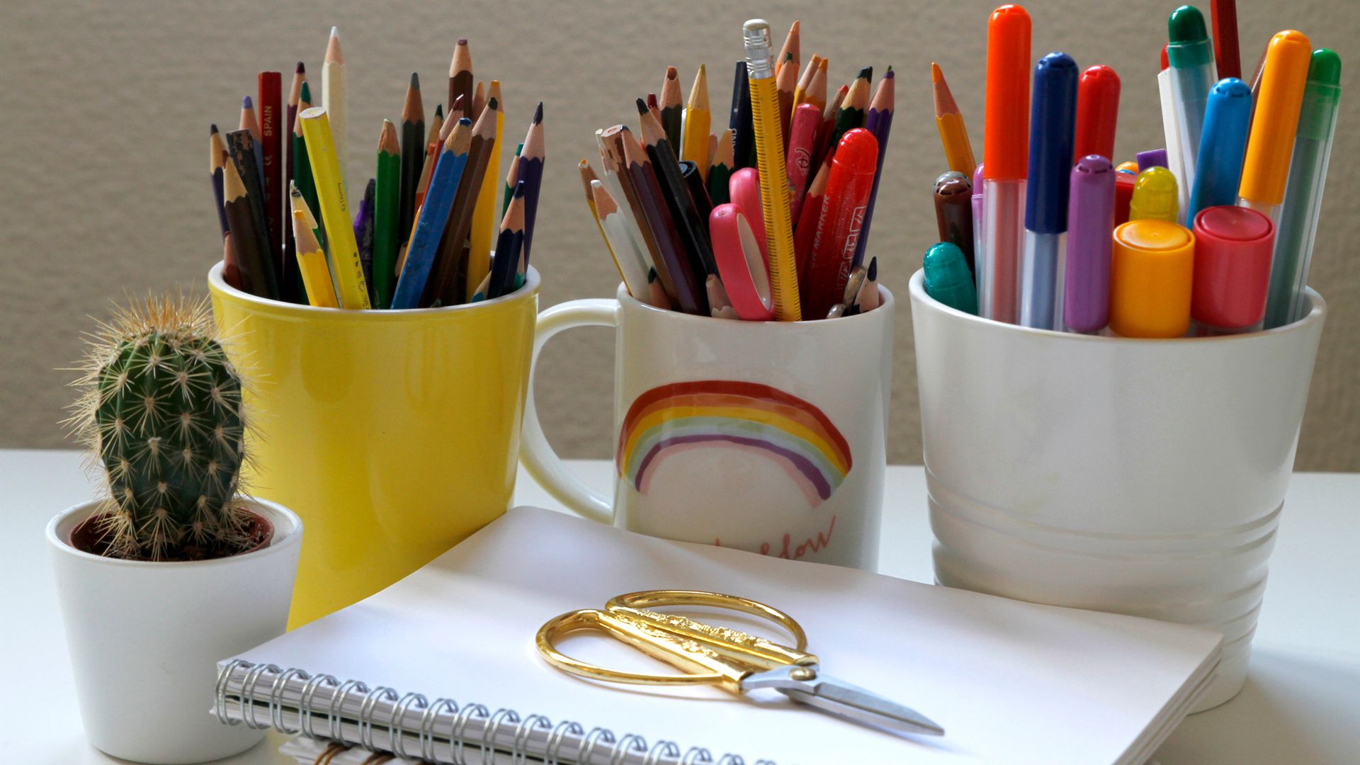 Material escolar sobre un escritorio. Vuelta al cole.
