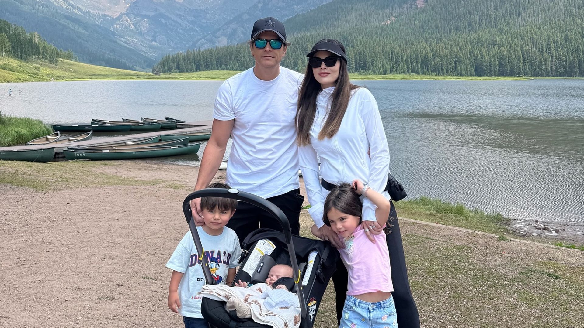 Ximena Navarrete con su esposo e hijos