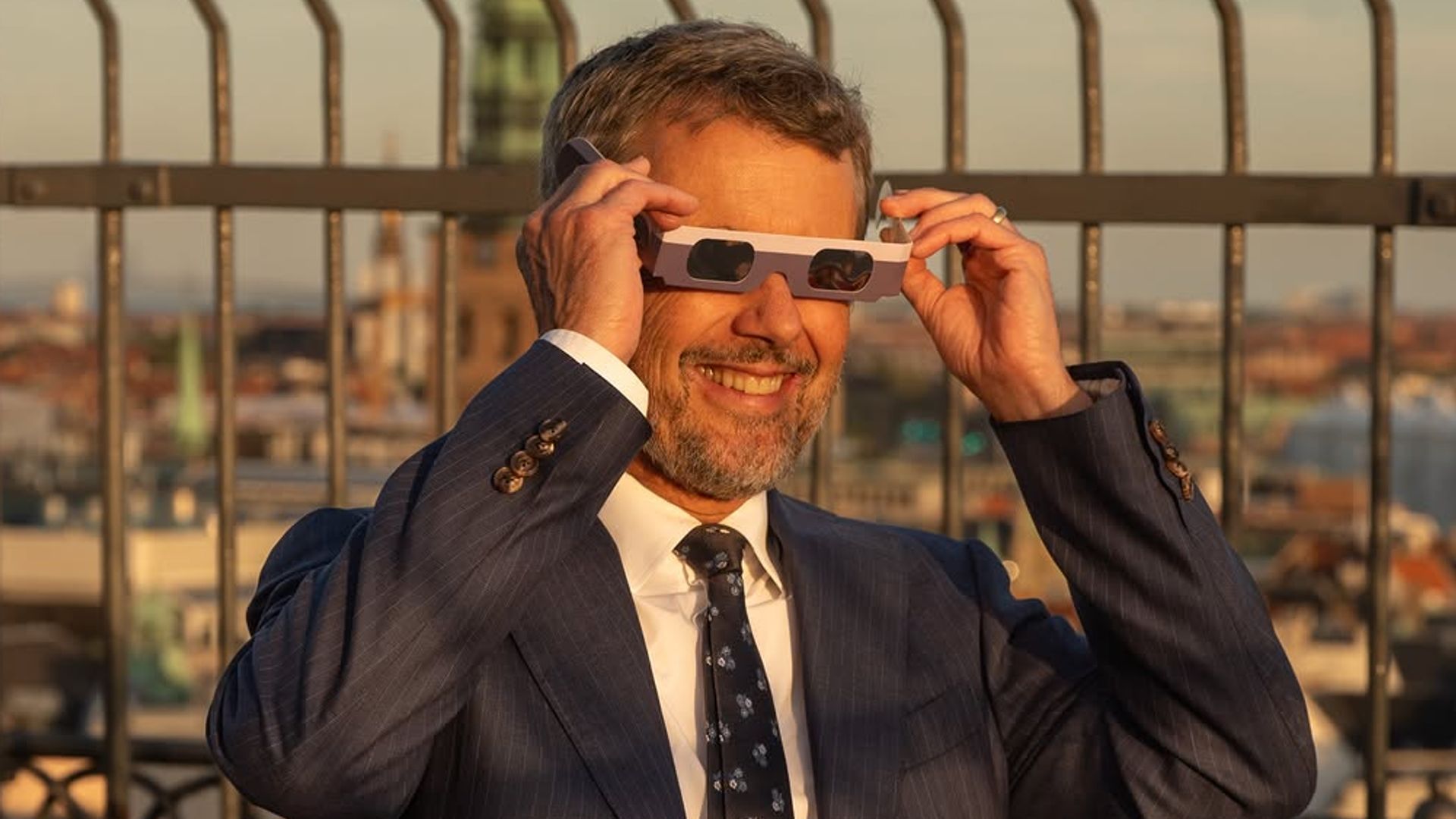 Federico de Dinamarca sorprende: del rock y los coches a la astronomía en pleno eclipse