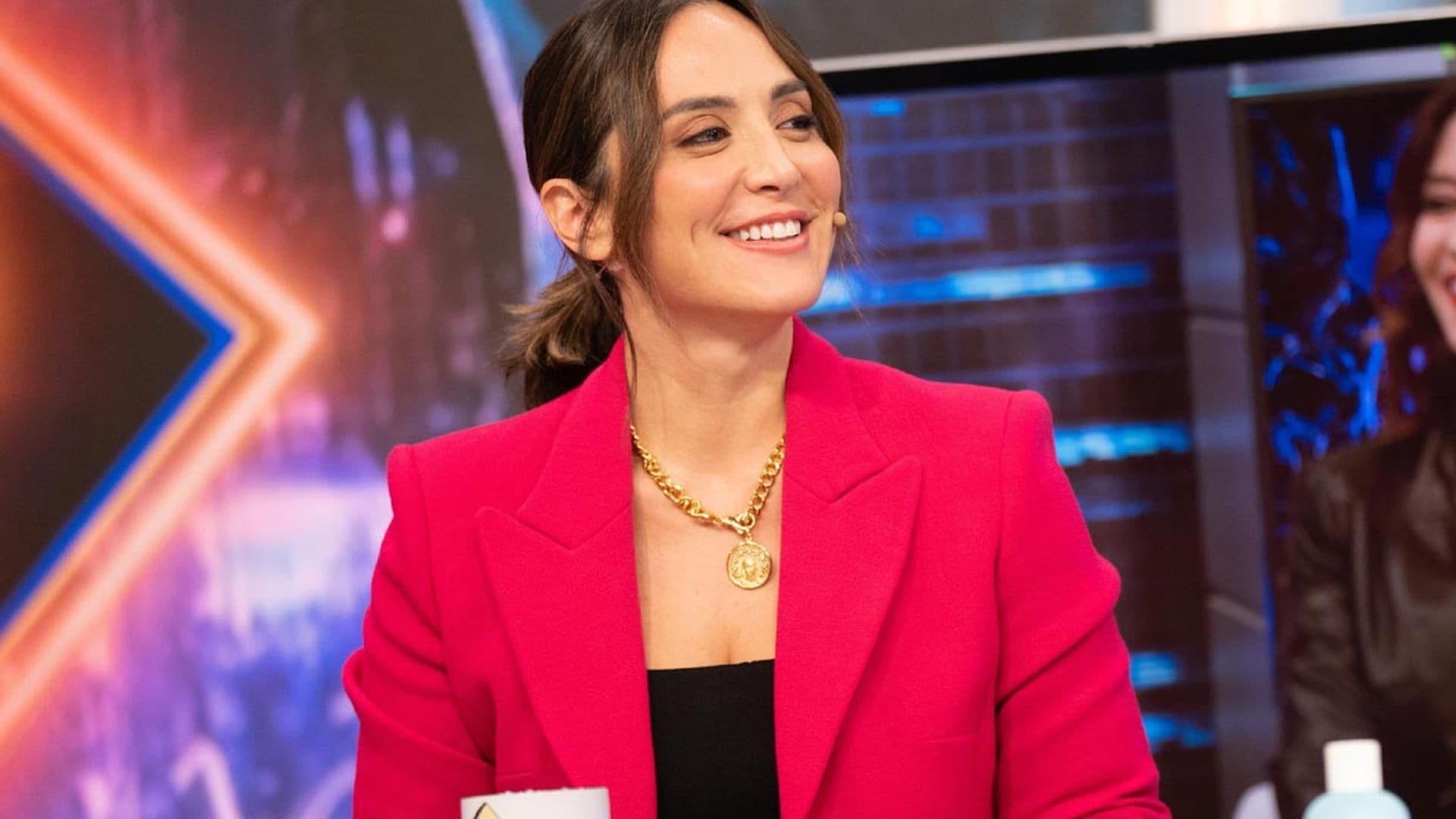 Tamara Falcó combina sus vaqueros 'cropped flare' con el top de Zara que resuelve cualquier look