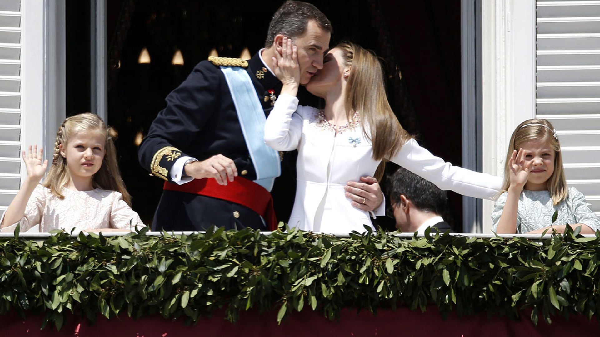 Besos, lágrimas y muchas emociones: recordamos la histórica proclamación de Felipe VI hace 7 años