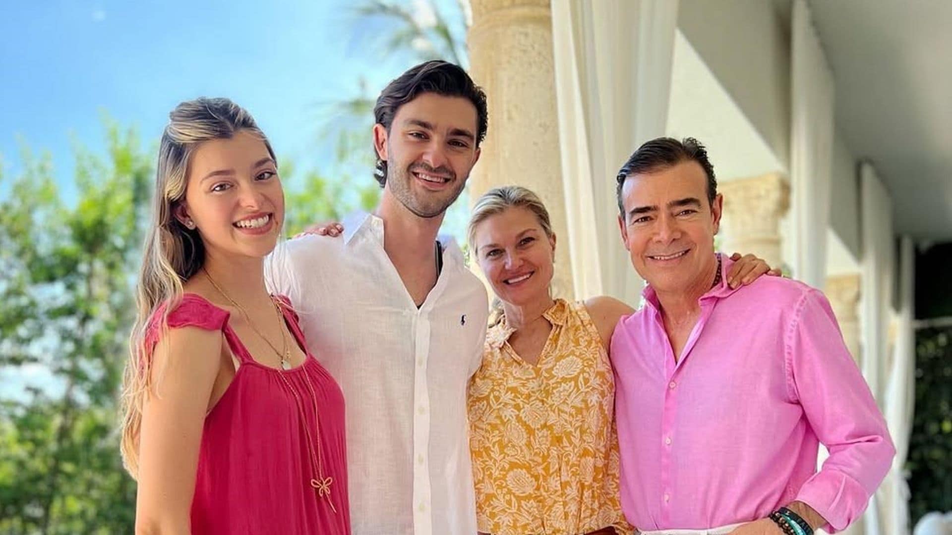 Toño Mauri junto a su familia.