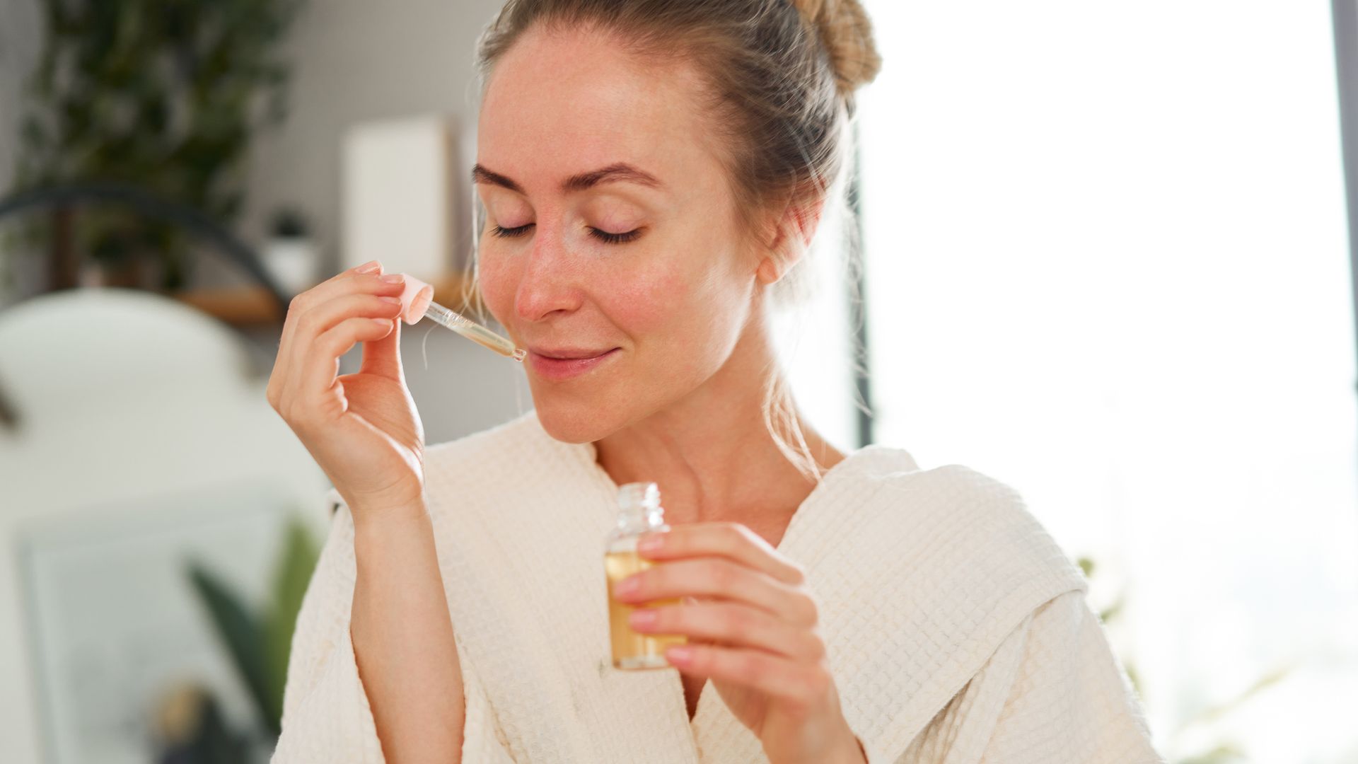 Mujer mediana edad usando un sérum facial