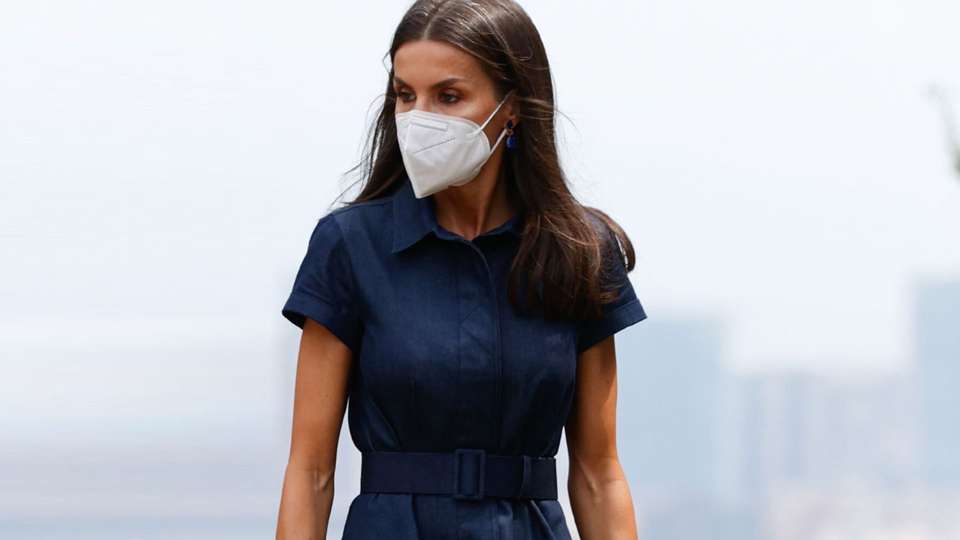 La Reina se coordina con sus hijas y recicla el vestido denim que estrenó en Mozambique