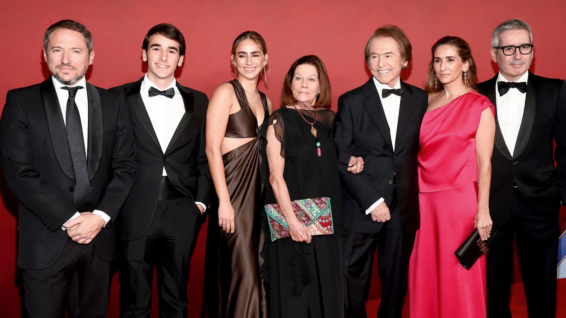 En la imagen la familia entera de Raphael durante los Grammy