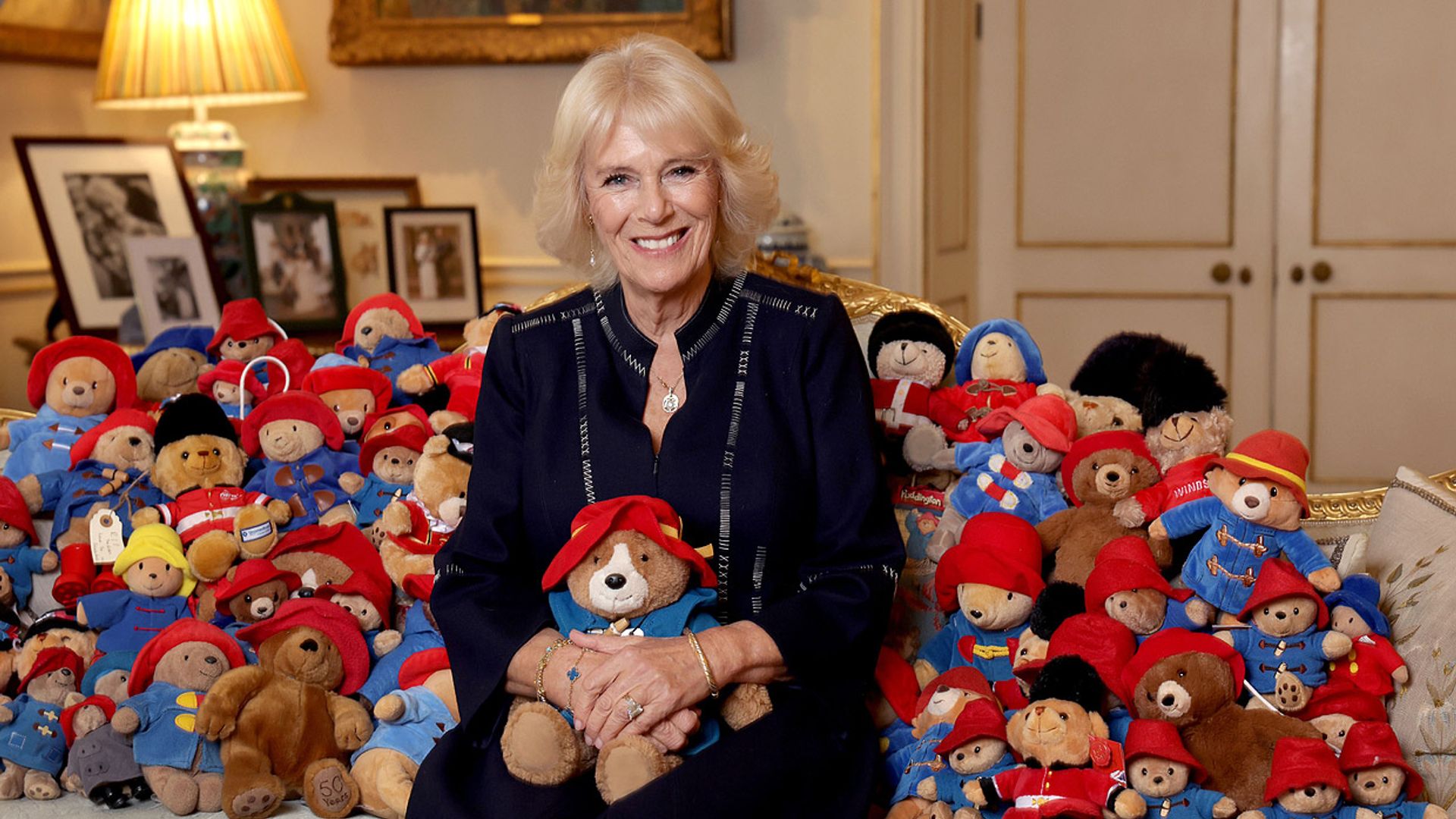 ¿Qué hace la reina Camilla rodeada de ositos Paddington? Esta es la razón de la llamativa imagen