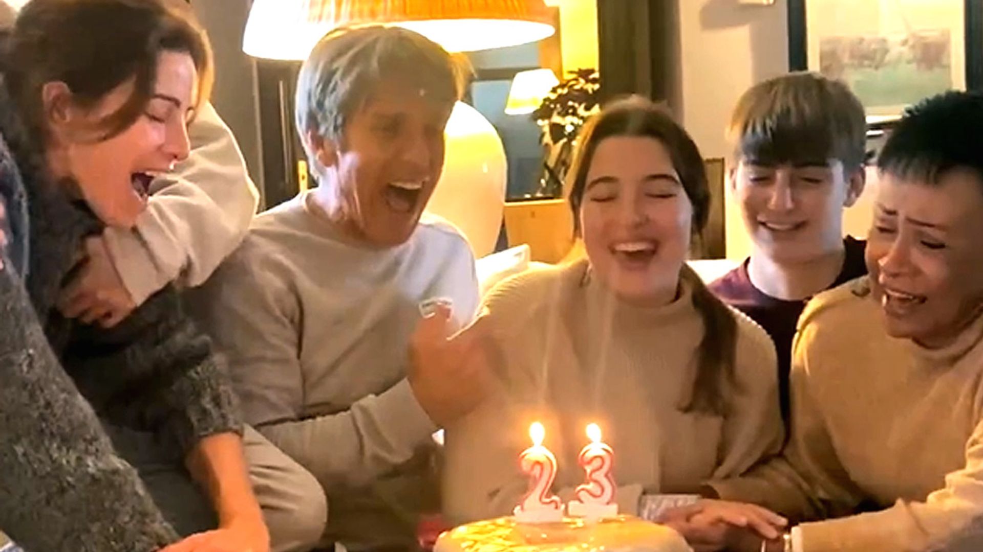¡Tarta casera y juegos! Alba Díaz celebra su cumpleaños con su padre, sus hermanos y Virginia Troconis