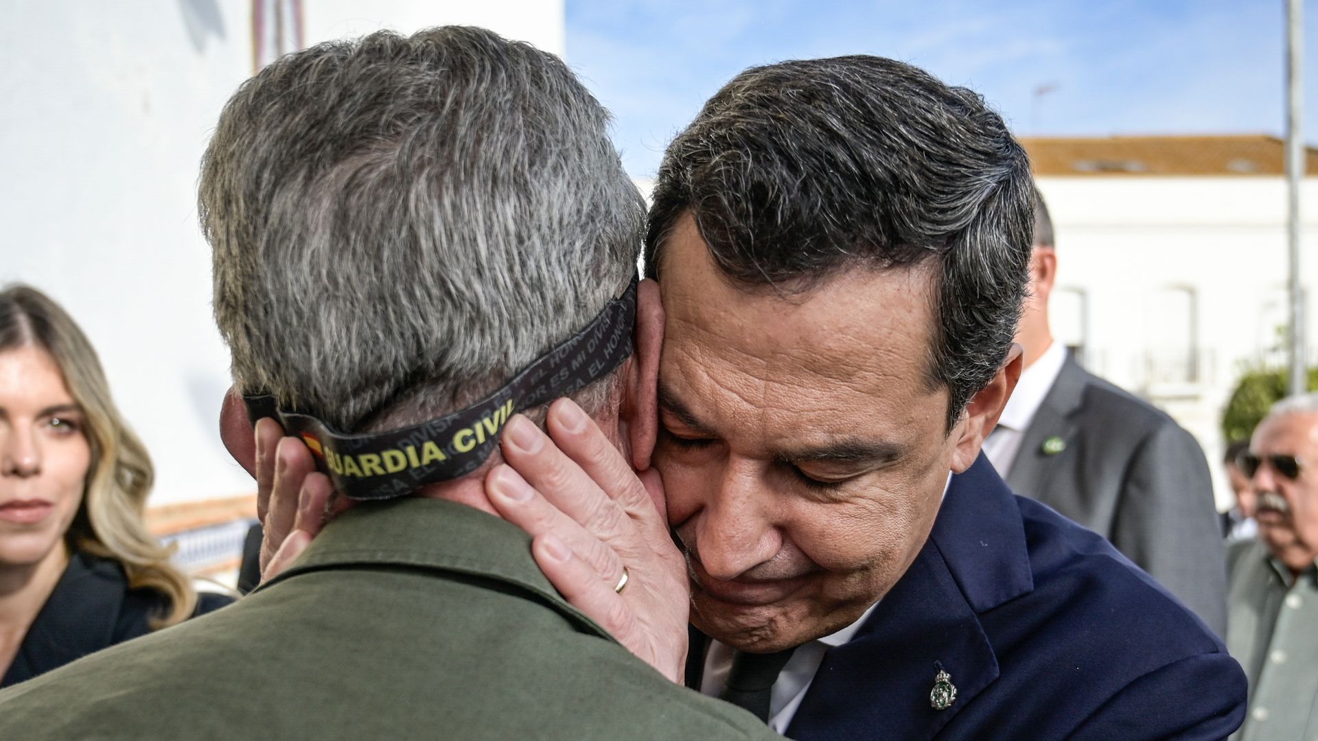 El emotivo último adiós a Fátima Báñez: 10 minutos bajo el toque de campana, rosas blancas y las cariñosas palabras de Juanma Moreno