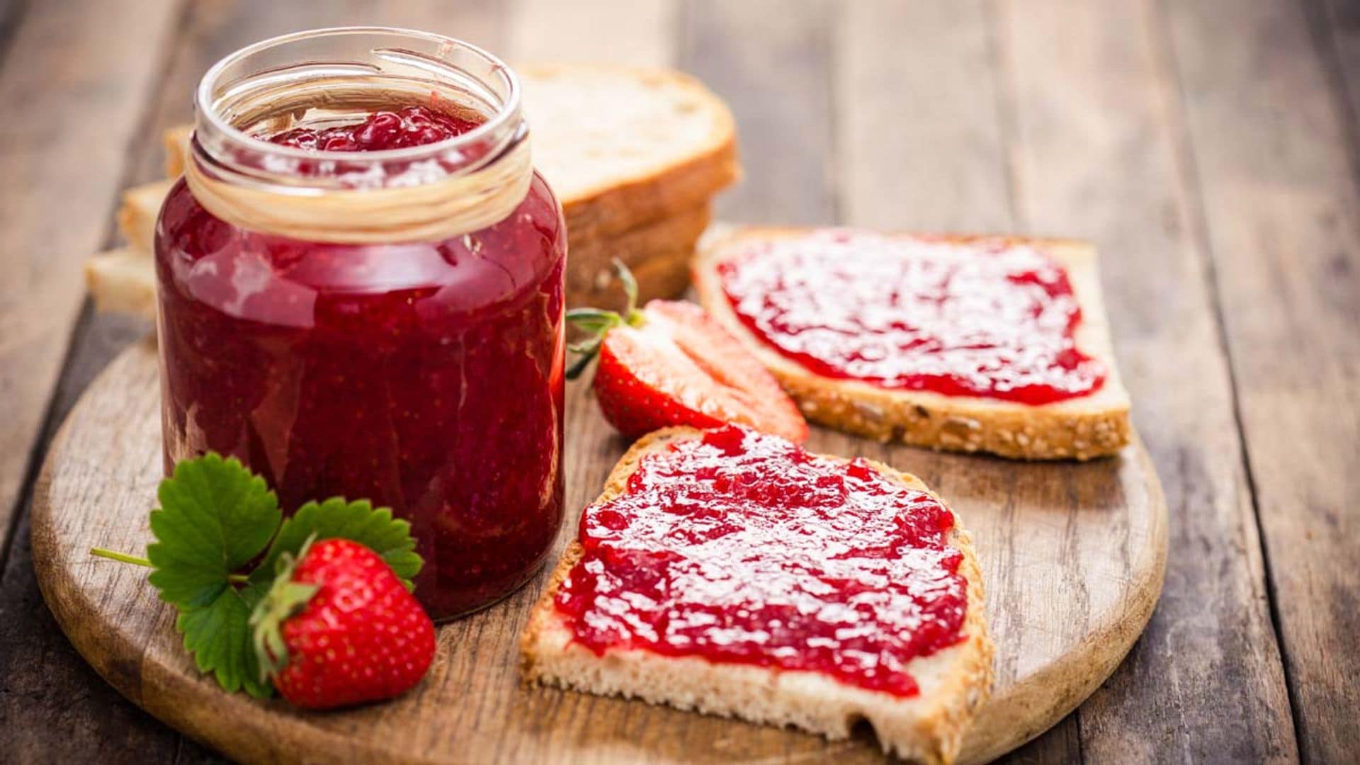 Mermelada casera de fresas con tostadas