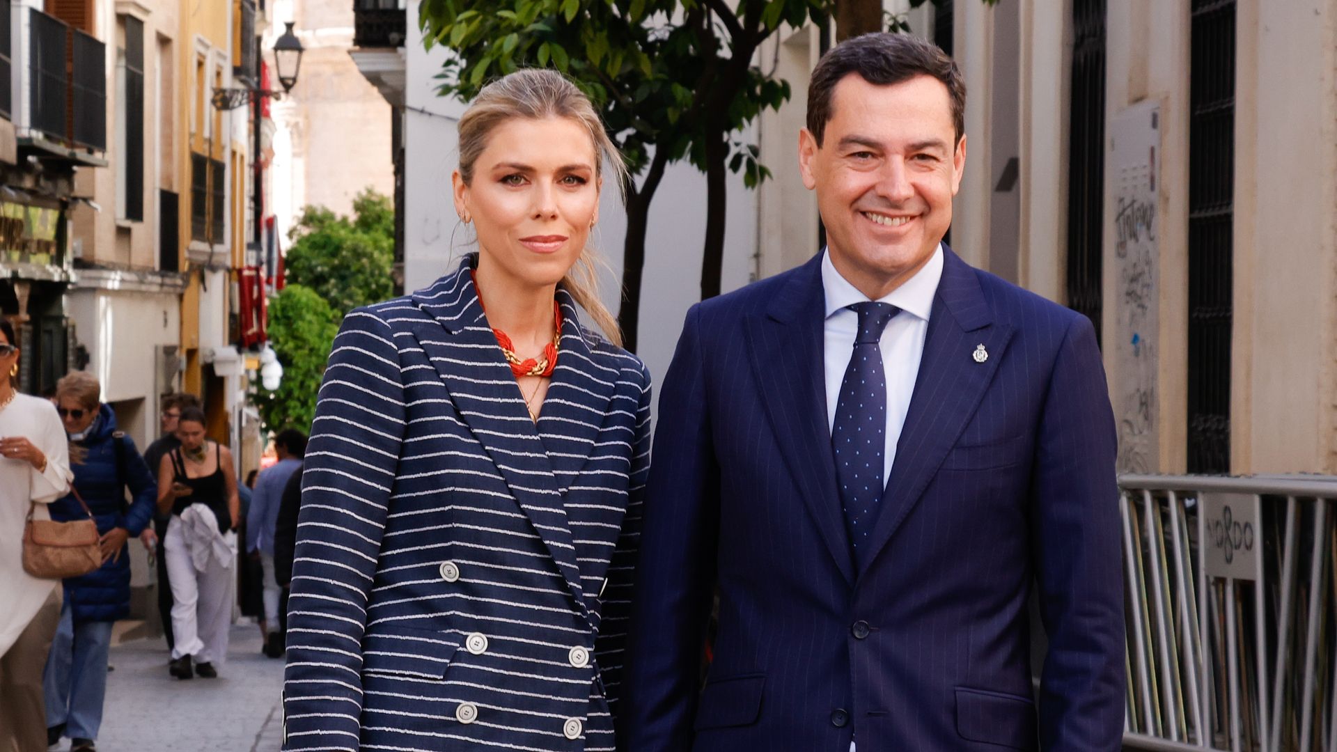 Manuela Villena, la más elegante de la Semana Santa de Sevilla con traje marinero y bolso andaluz