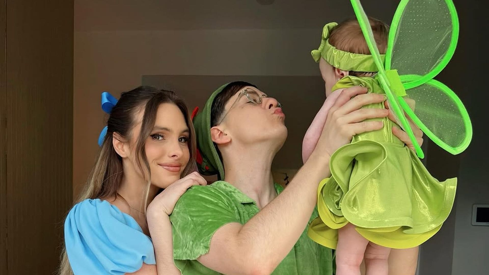 Lele Pons con Guaynaa y Eloísa en su primer Halloween como familia.