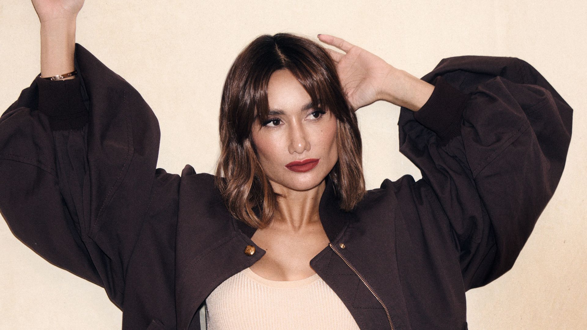 PIEL CON PIEL
El cuero es el gran protagonista del invierno. Junto a estas líneas, Iera González apuesta por un look formado bomber y top, de Zimmermann; falda, de Palomo Spain; cinturón, de Zara, y joyas, 
de Rabat. 