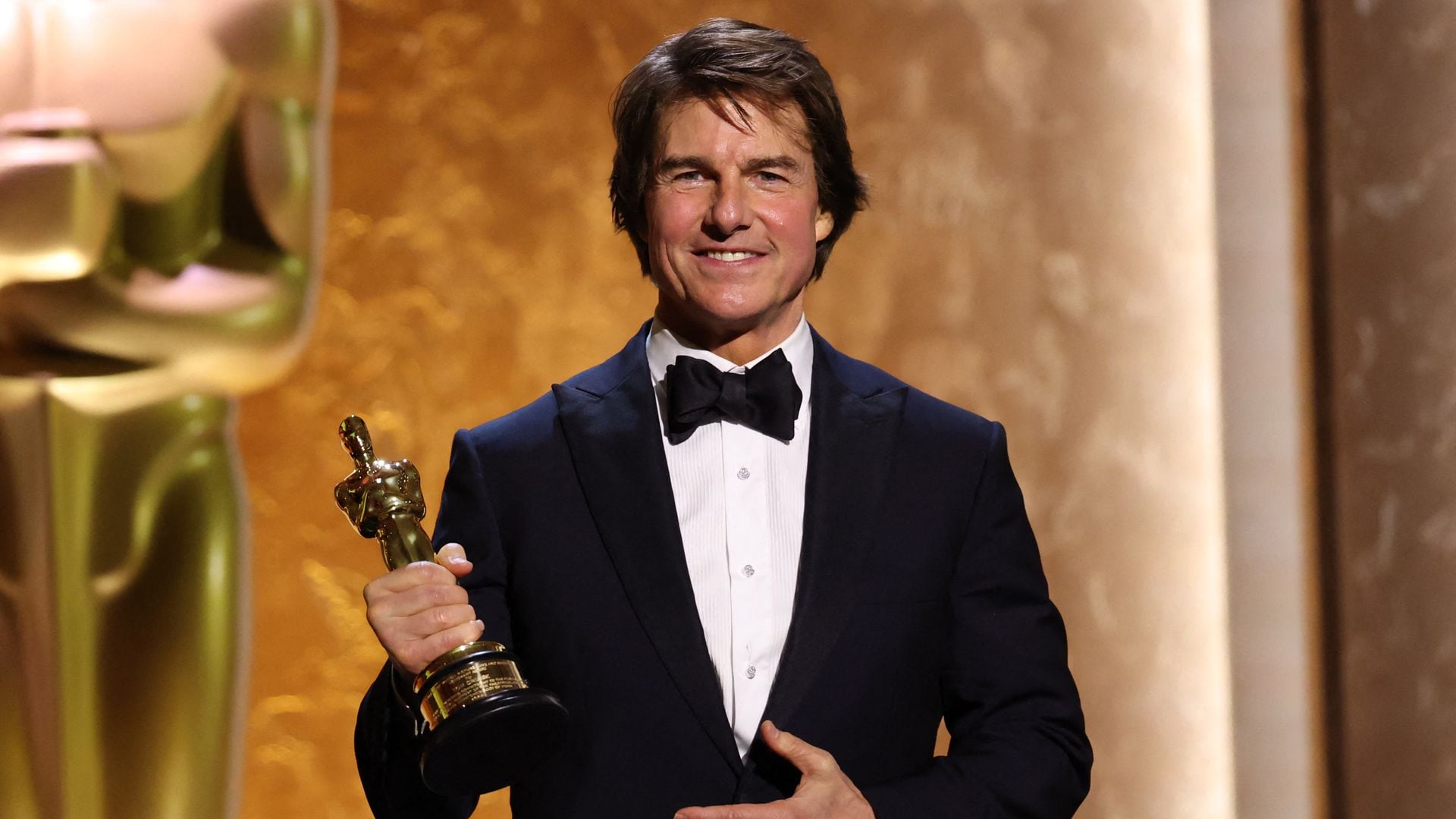 Tom Cruise se emociona al recibir su primer Oscar y promete más acción, pero menos huesos rotos