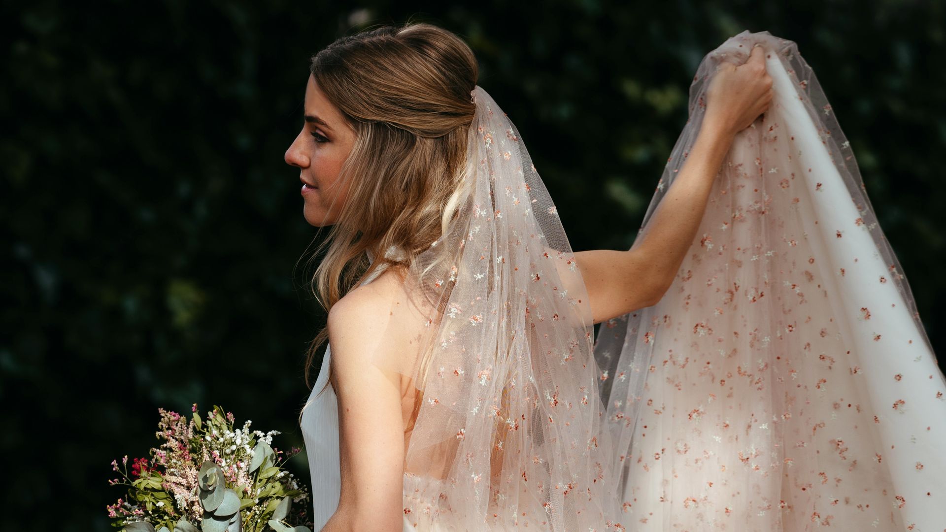 Semirrecogido, el peinado estrella de las novias que buscan un look natural