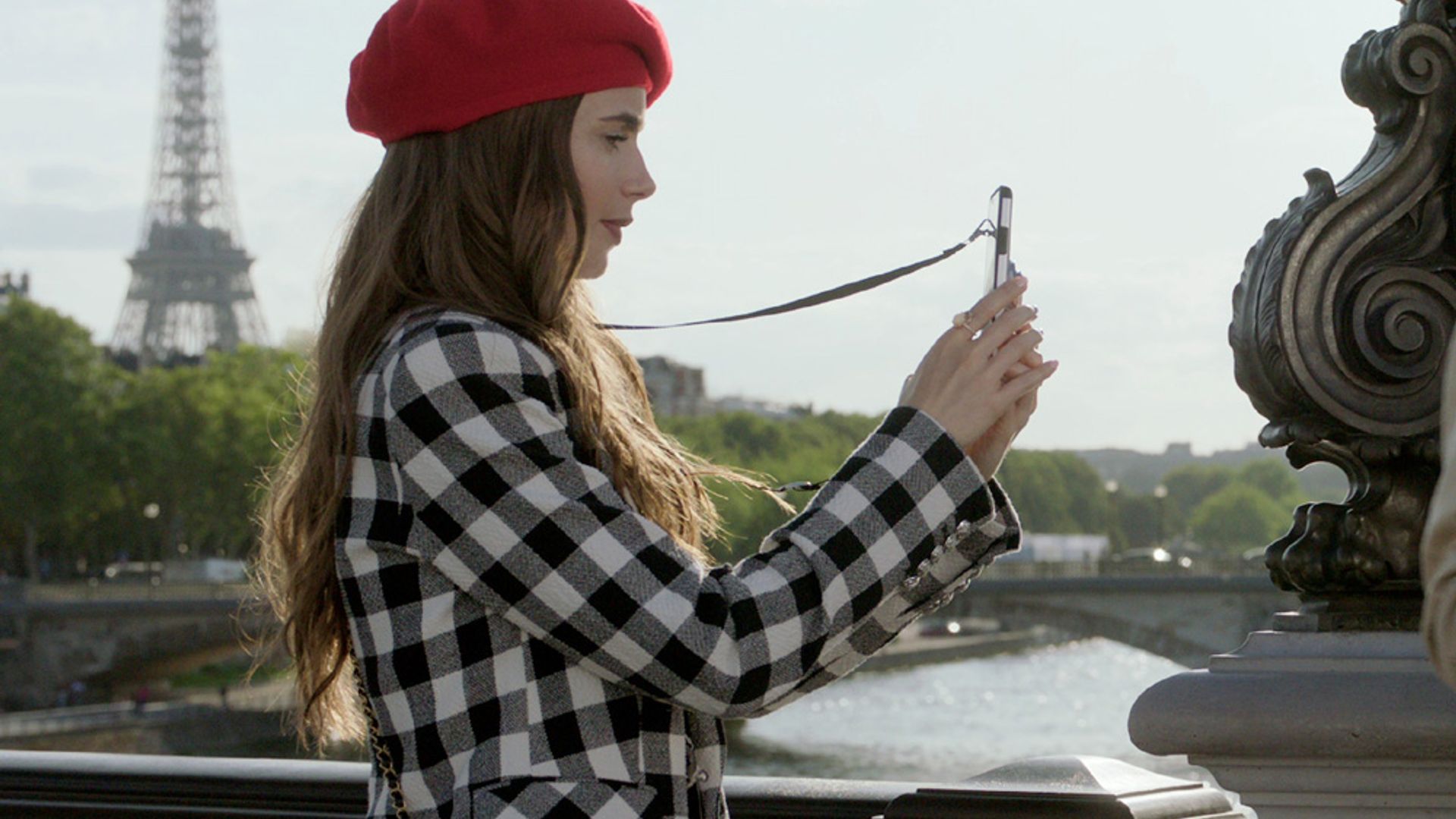 El fenómeno de 'Emily in Paris' a través de 9 looks que queremos copiar ya