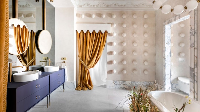 Baño con mueble de lavabo doble