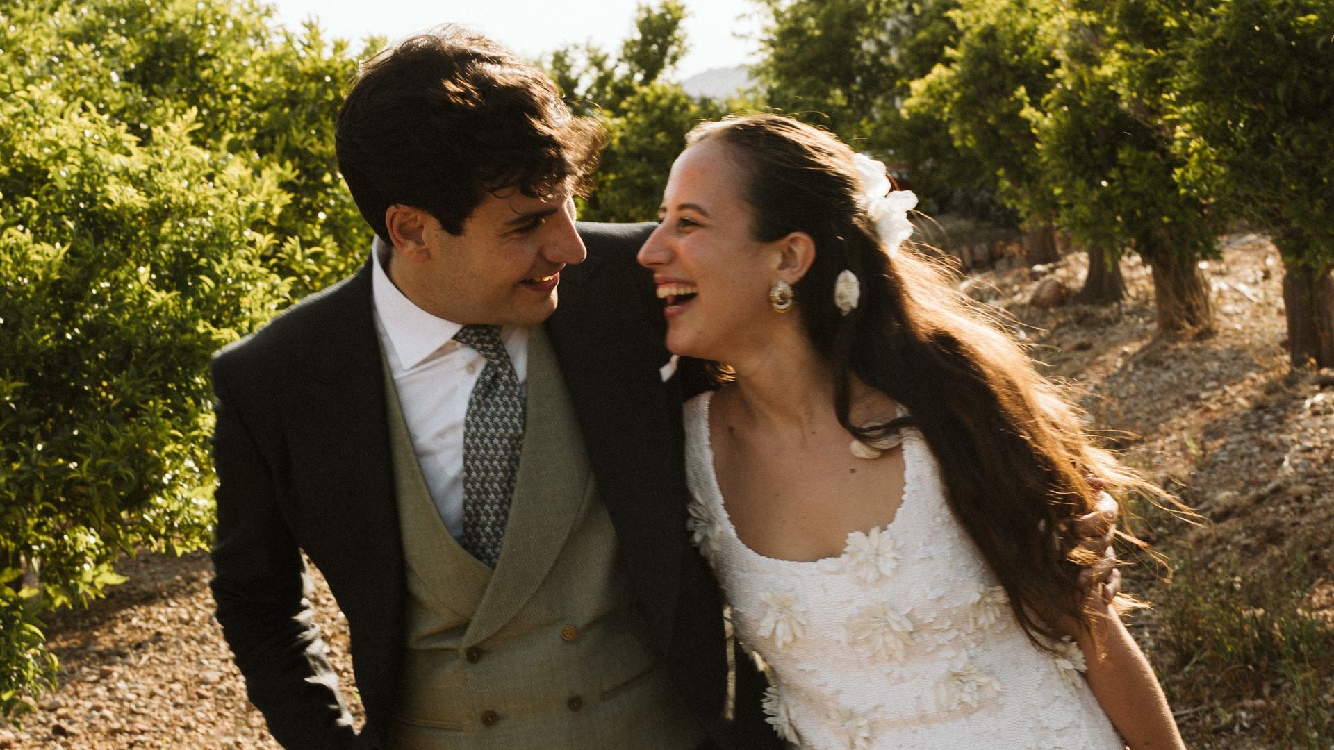 Dos vestidos de novia con bordados y una melena llena de flores: la boda de Paloma Reguillo en Castellón
