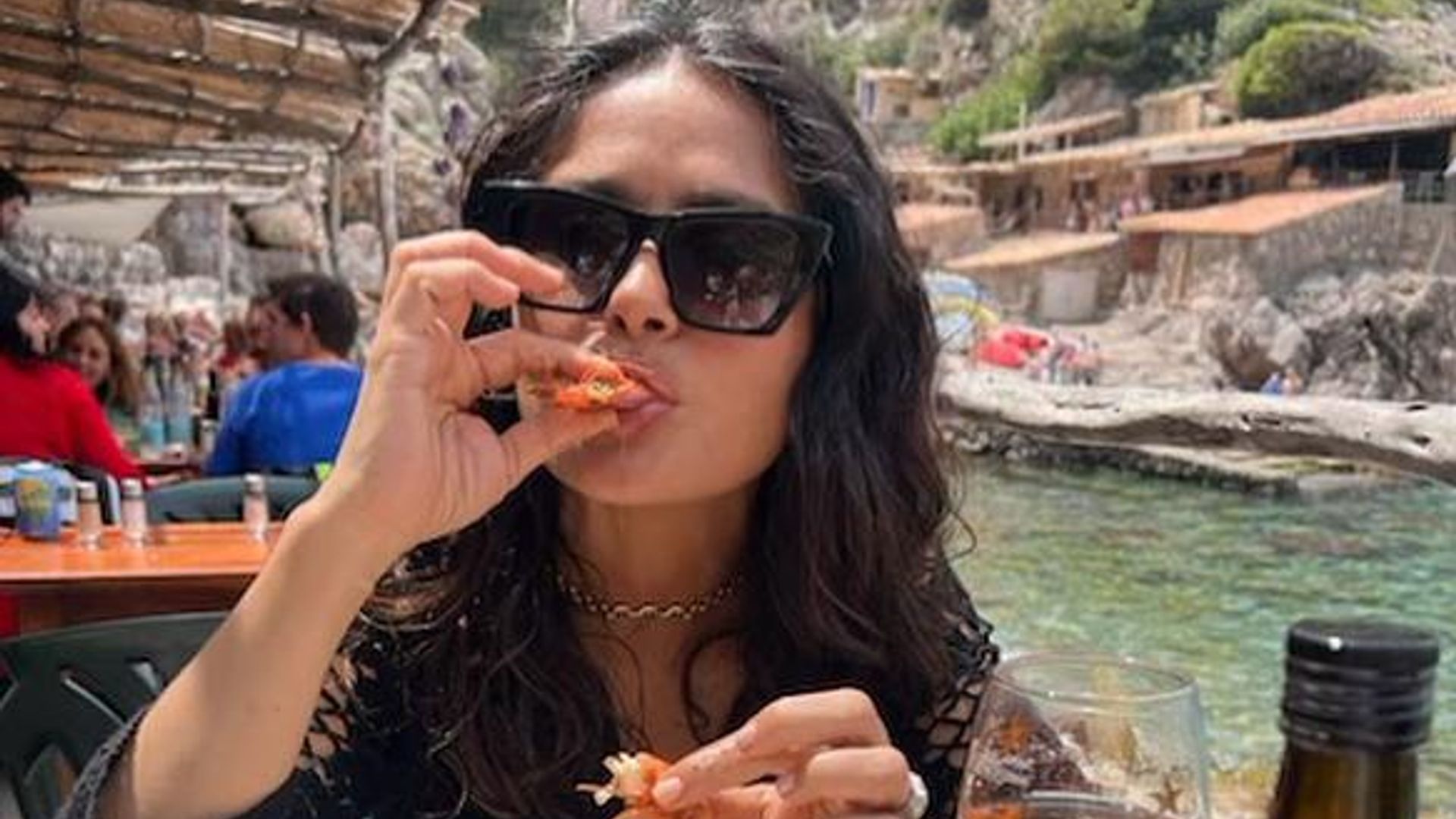 Como buena veracruzana, Salma Hayek comparte su forma de comer camarones