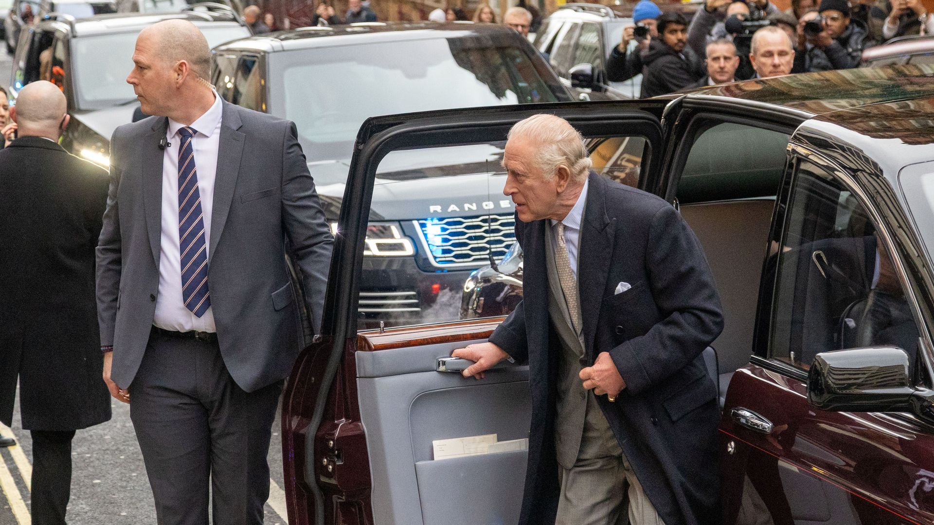 Carlos III llegando en Londres a la Fashion Week
