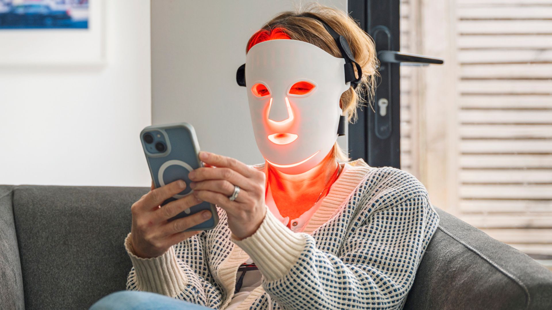 Localizada la mejor máscara LED facial para rejuvenecer el rostro, el cuello y el escote desde casa