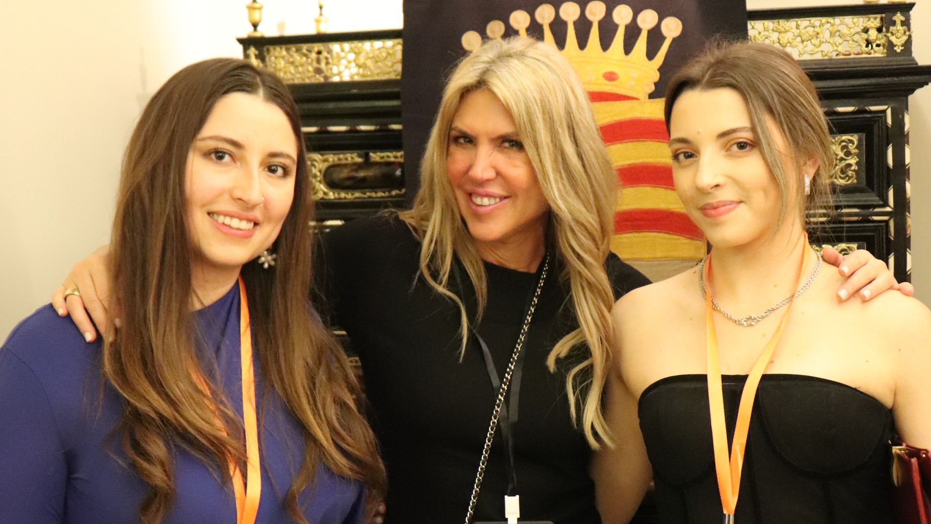 Dña. Dalí y Dña. Annia Castellá y Fernández de Córdova, miembros del Comité Directivo de la Asamblea Fernández de Córdoba, con Dña. Patricia Olmedilla y Caveda, duquesa de Terranova.