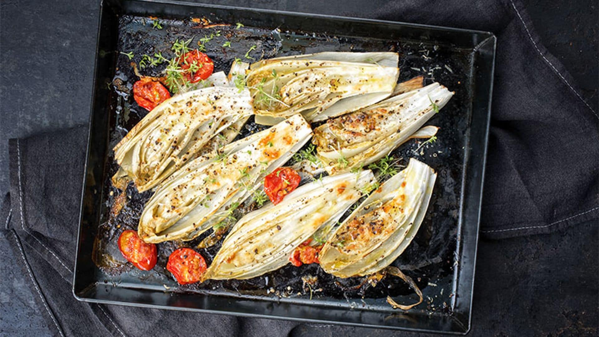 Endivias asadas con tomate, especias y hierbas aromáticas