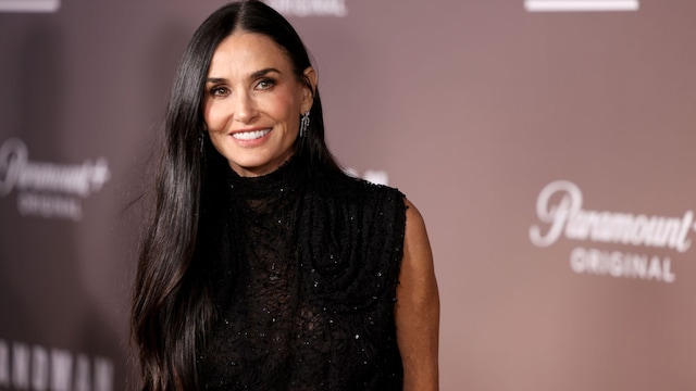 Plano medio de Demi Moore con vestido negro y melena XL