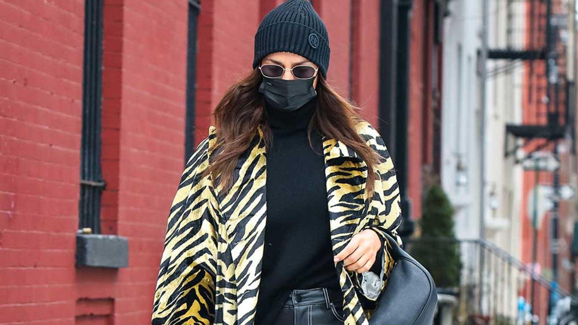 Si creías que el pantalón de cuero era incómodo, la versión 'comfy' de Irina Shayk te hará cambiar de idea