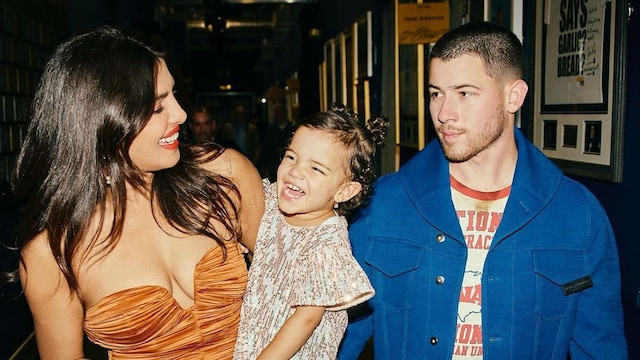 Nick Jonas y Priyanka Chopra con su hija Mati en el concierto de los Jonas Brothers en el O2 Arena de Londres, septiembre de 2024