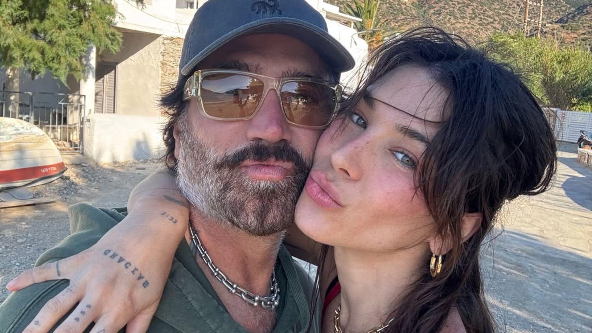 Alejandro Fernández y su novia Karla Laveaga tiene una sólida relación de más de una década.