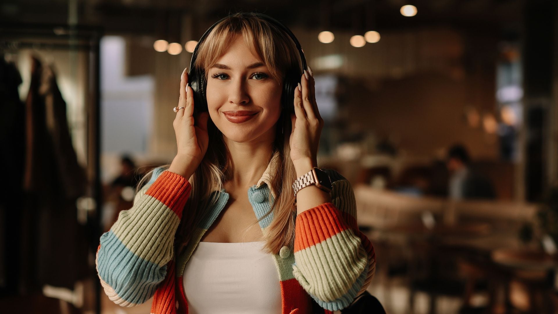Una chica rubia con unos auriculares negros