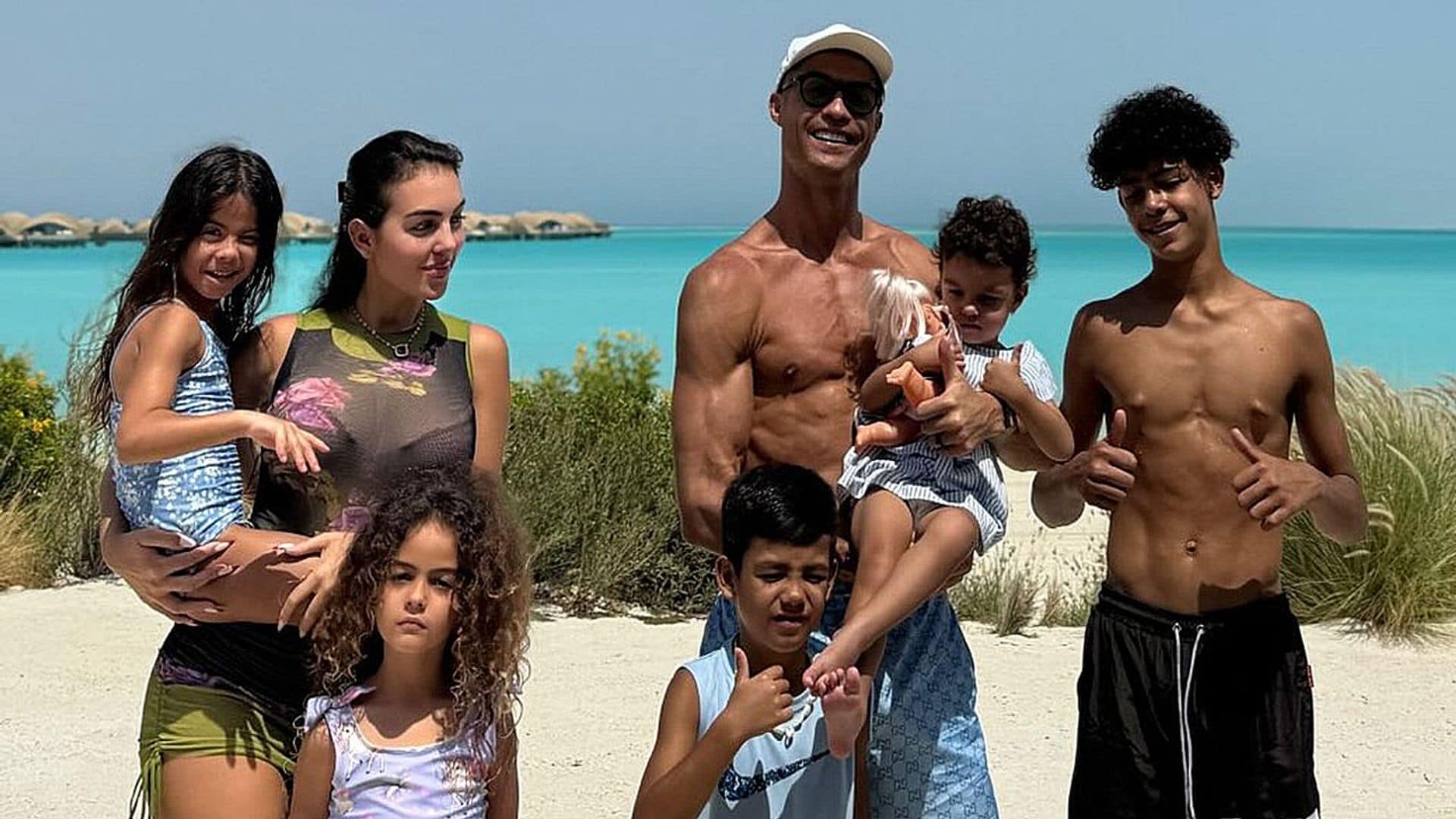 Los planes de Ronaldo y Georgina durante sus lujosas vacaciones en Arabia Saudí: playa, marisco y juegos en familia