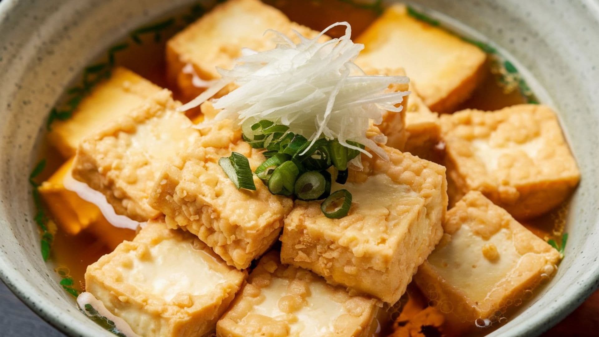Dados de tofu frito con salsa de soja (agedashi tofu)