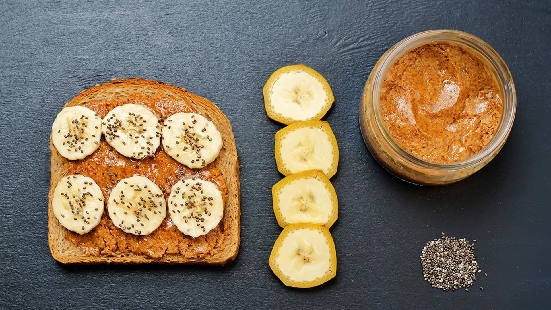Tostadas con crema de cacahuete, plátano y semillas de chía