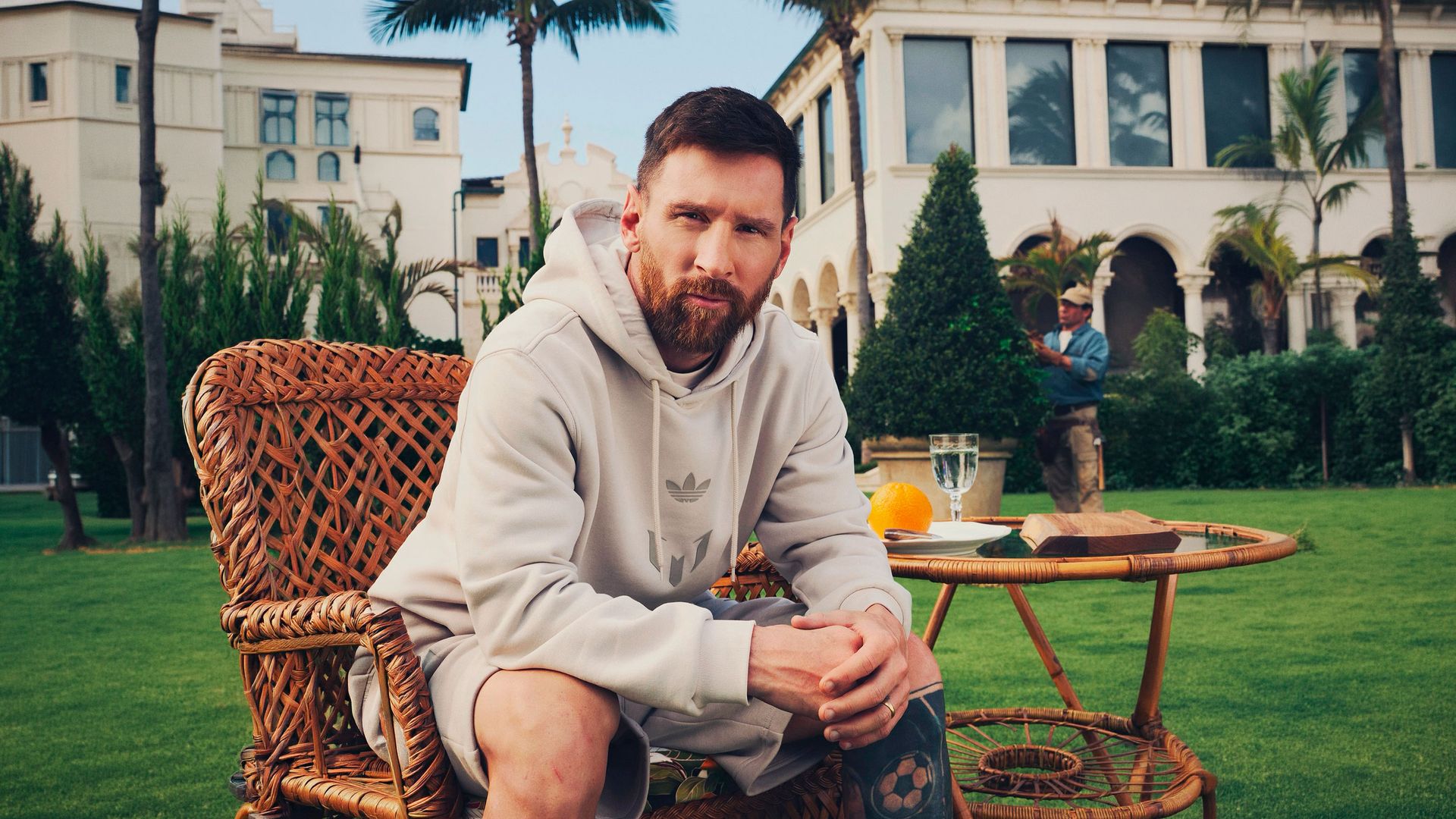 Leo Messi en una campaña de Adidas con una mesa de desayuno mirando a cámara