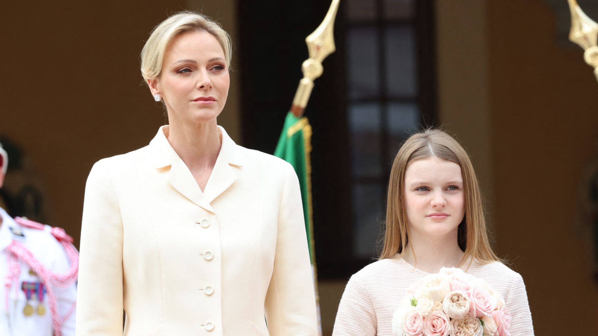 La princesa Charlene de Mónaco y su hija, la princesa Gabriella, posan con un ramo de flores durante la visita oficial del ministro italiano a Mónaco, el 2 de octubre de 2026.