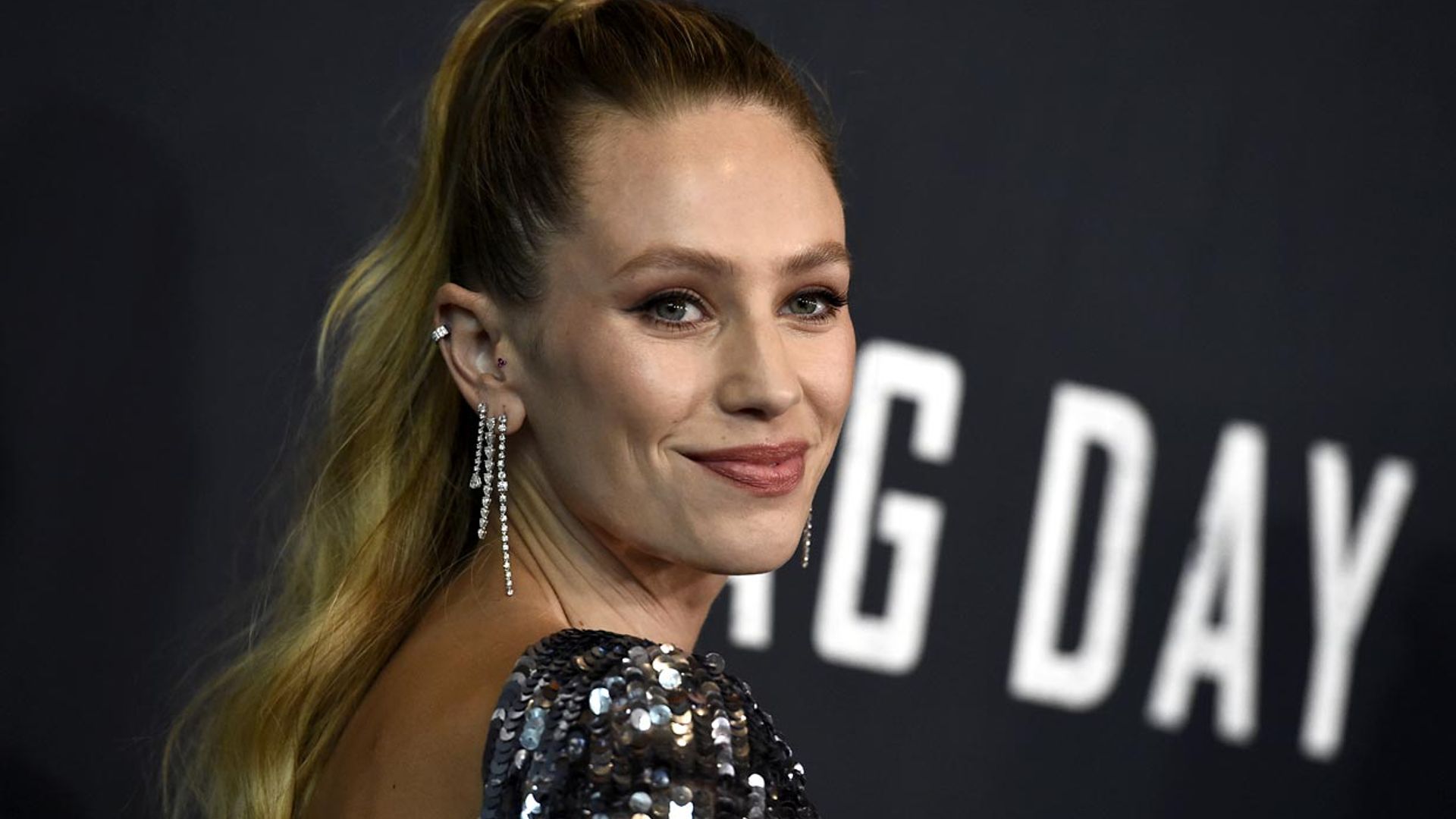 Dylan Penn, una deslumbrante estrella con vestidazo italiano de flecos y lentejuelas