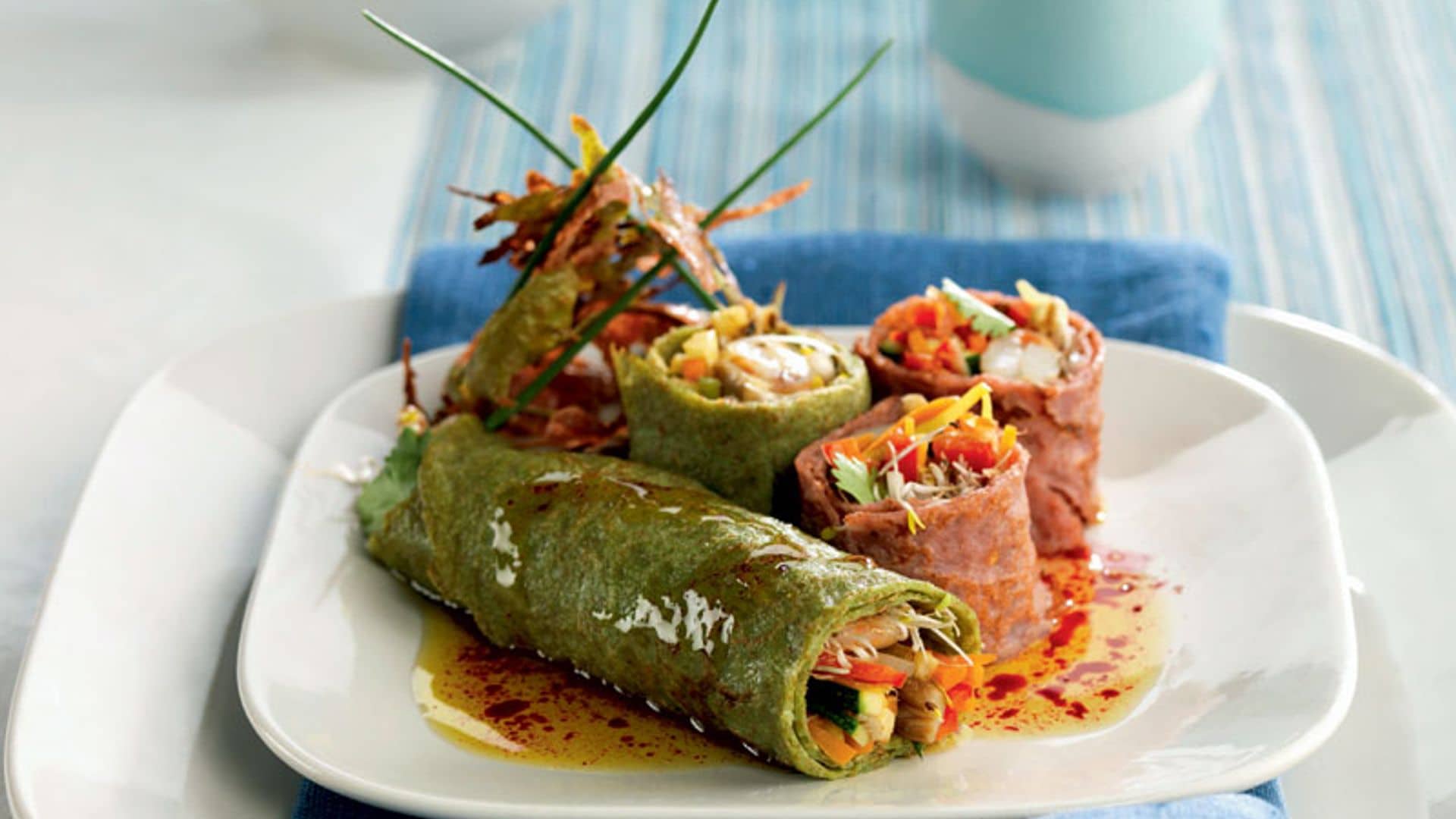 Crepes de espinacas y tomates rellenos de verduras